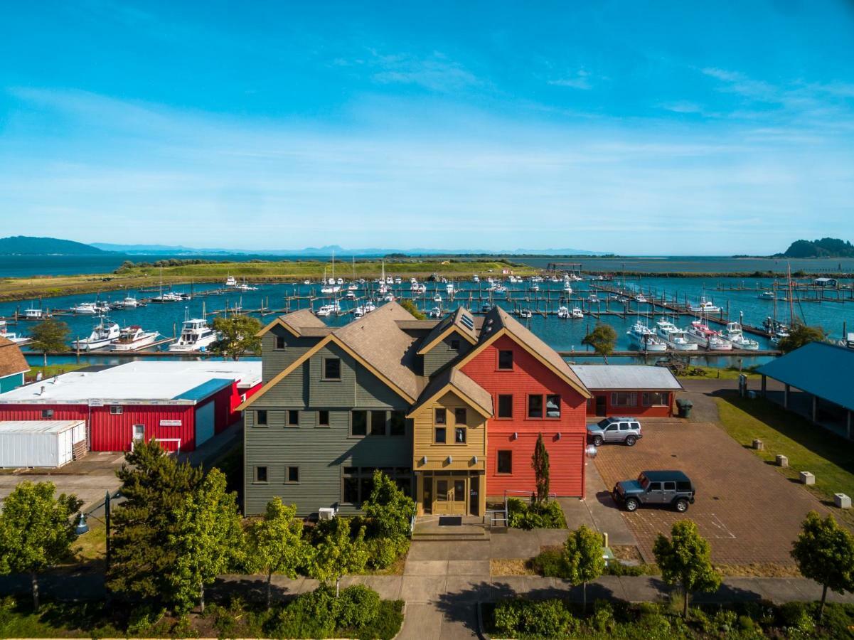 At The Helm Hotel Ilwaco Exterior photo