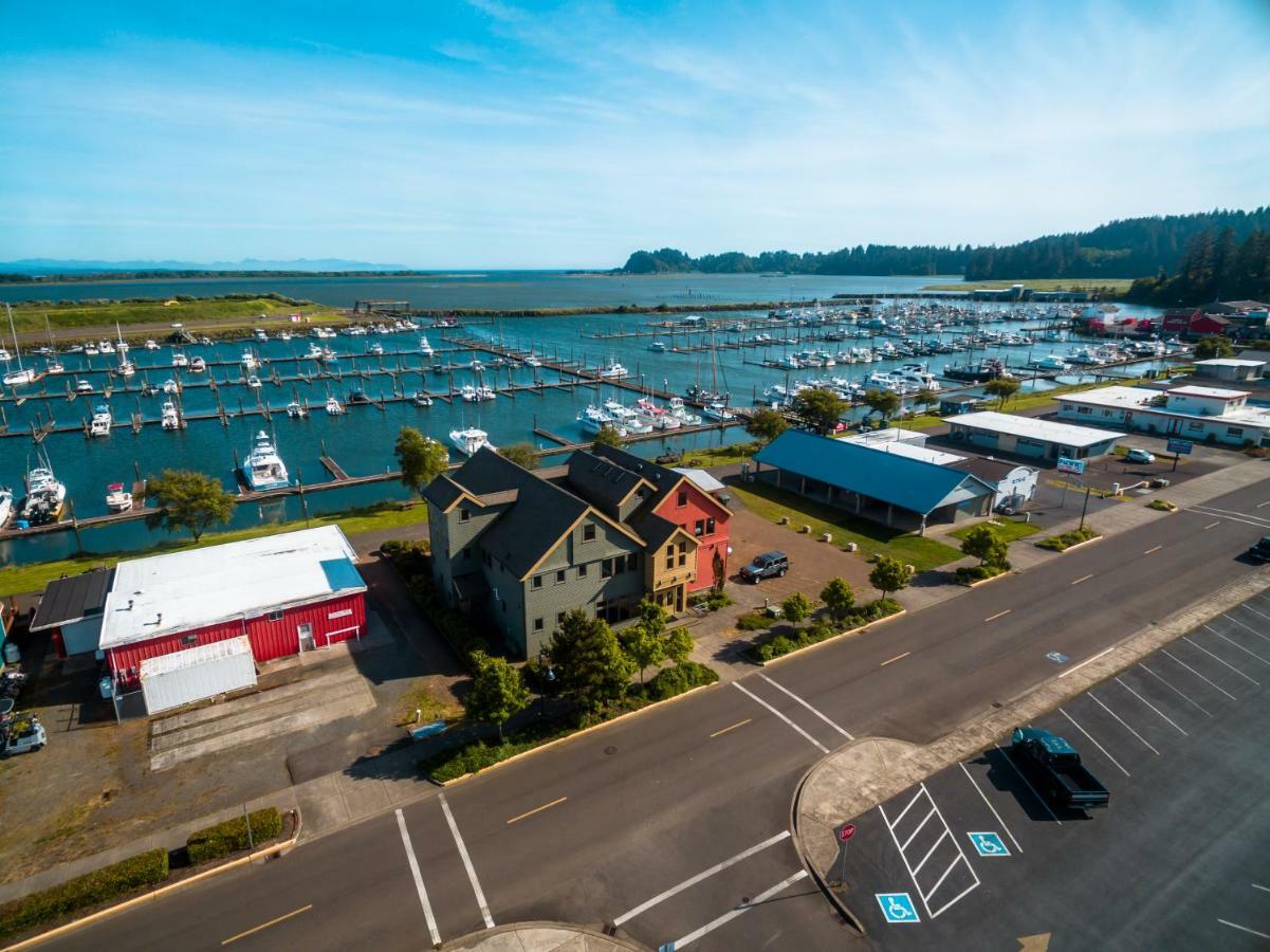 At The Helm Hotel Ilwaco Exterior photo