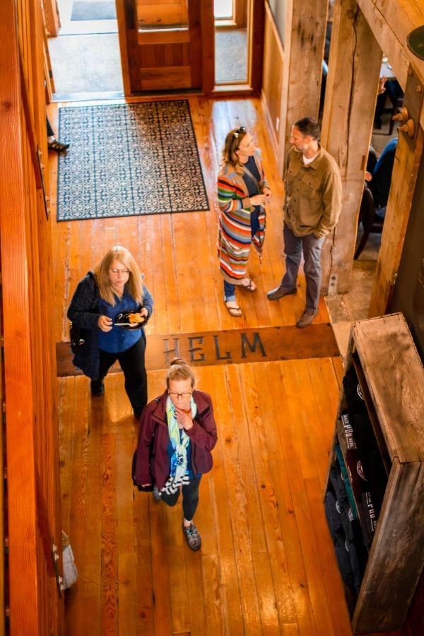 At The Helm Hotel Ilwaco Exterior photo