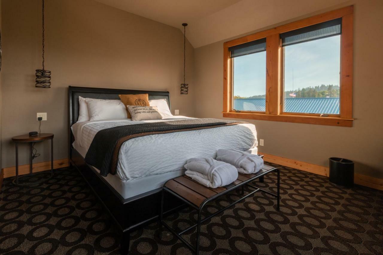 At The Helm Hotel Ilwaco Room photo